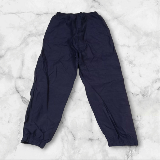 Entdecke unsere Vintage Track Pants von Nike und anderen Marken, erhältlich bei Valuxery.de - Dein Shop für trendige Vintage - Kleidung. Unsere Track Pants sind aus hochwertigen Materialien und