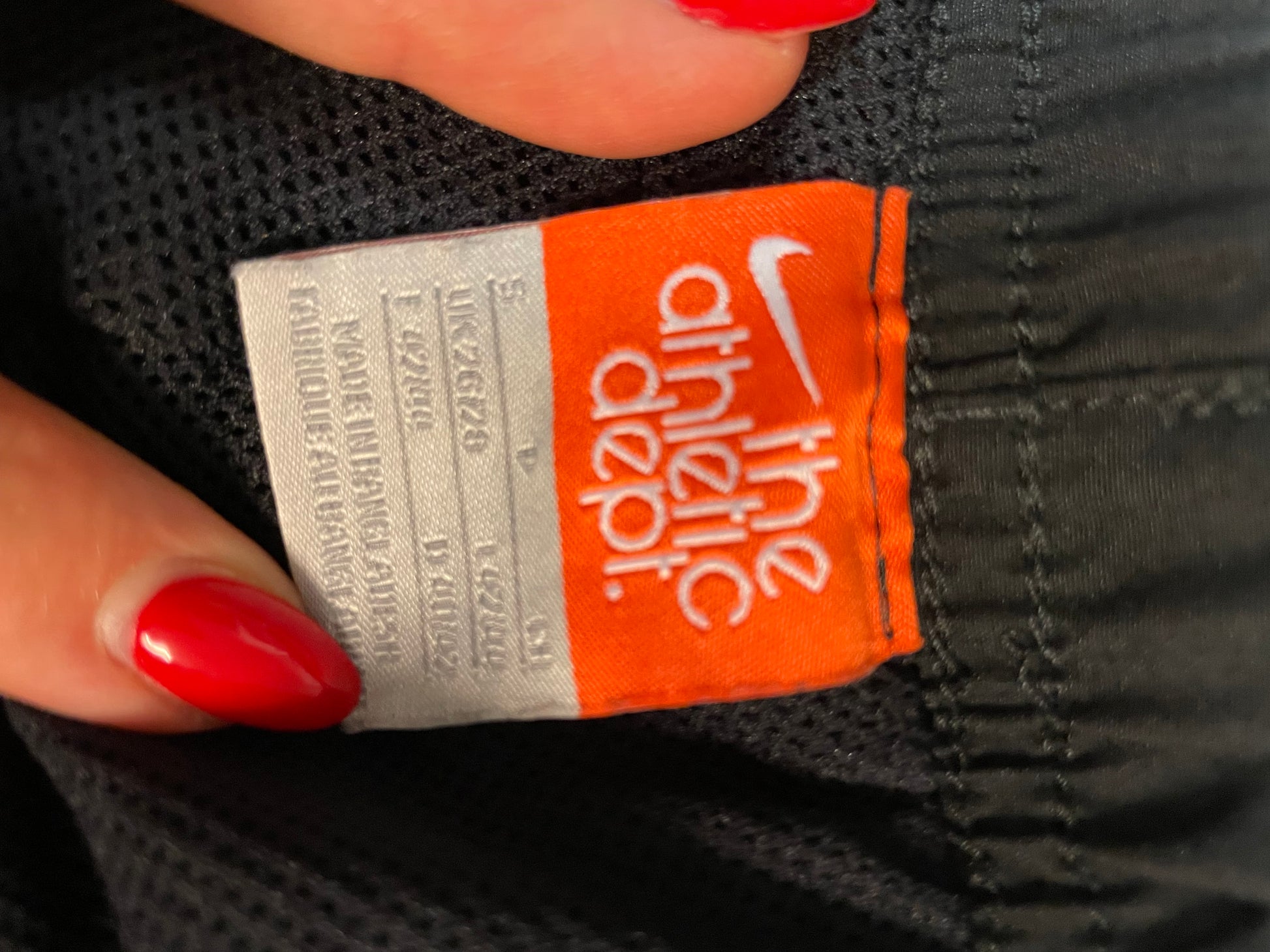 Entdecke unsere Vintage Track Pants von Nike und anderen Marken, erhältlich bei Valuxery.de - Dein Shop für trendige Vintage - Kleidung. Unsere Track Pants sind aus hochwertigen Materialien und