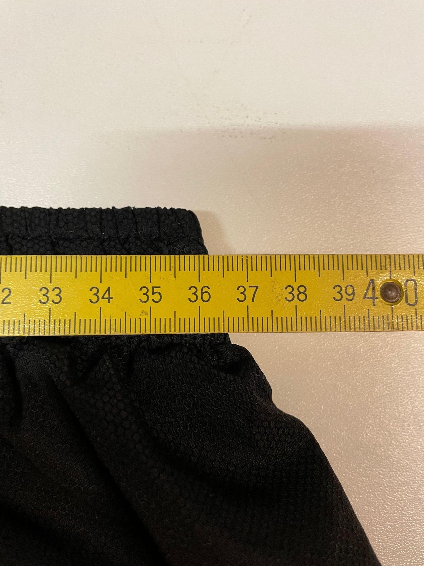 Entdecke unsere Vintage Track Pants von Nike und anderen Marken, erhältlich bei Valuxery.de - Dein Shop für trendige Vintage - Kleidung. Unsere Track Pants sind aus hochwertigen Materialien und