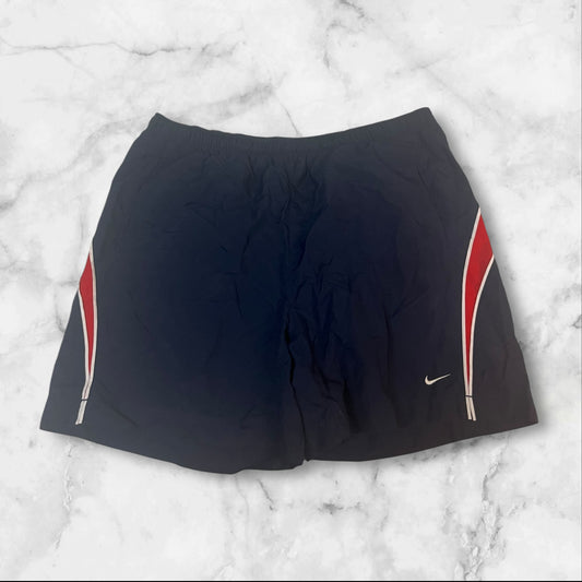 Entdecke unsere Vintage Track Pants von Nike und anderen Marken, erhältlich bei Valuxery.de - Dein Shop für trendige Vintage - Kleidung. Unsere Track Pants sind aus hochwertigen Materialien und