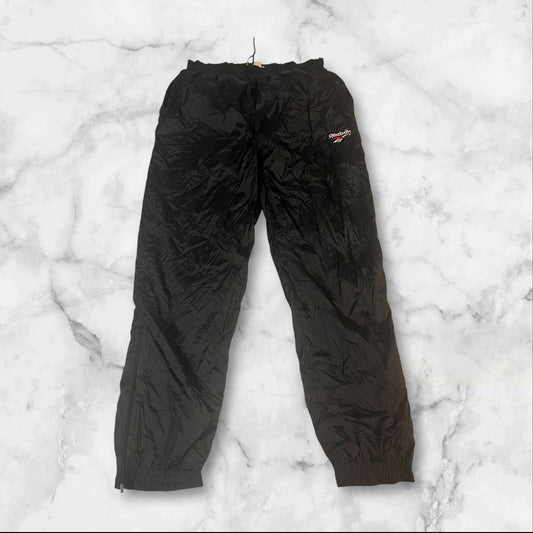 Entdecke unsere Vintage Track Pants von Nike und anderen Marken, erhältlich bei Valuxery.de - Dein Shop für trendige Vintage - Kleidung. Unsere Track Pants sind aus hochwertigen Materialien und