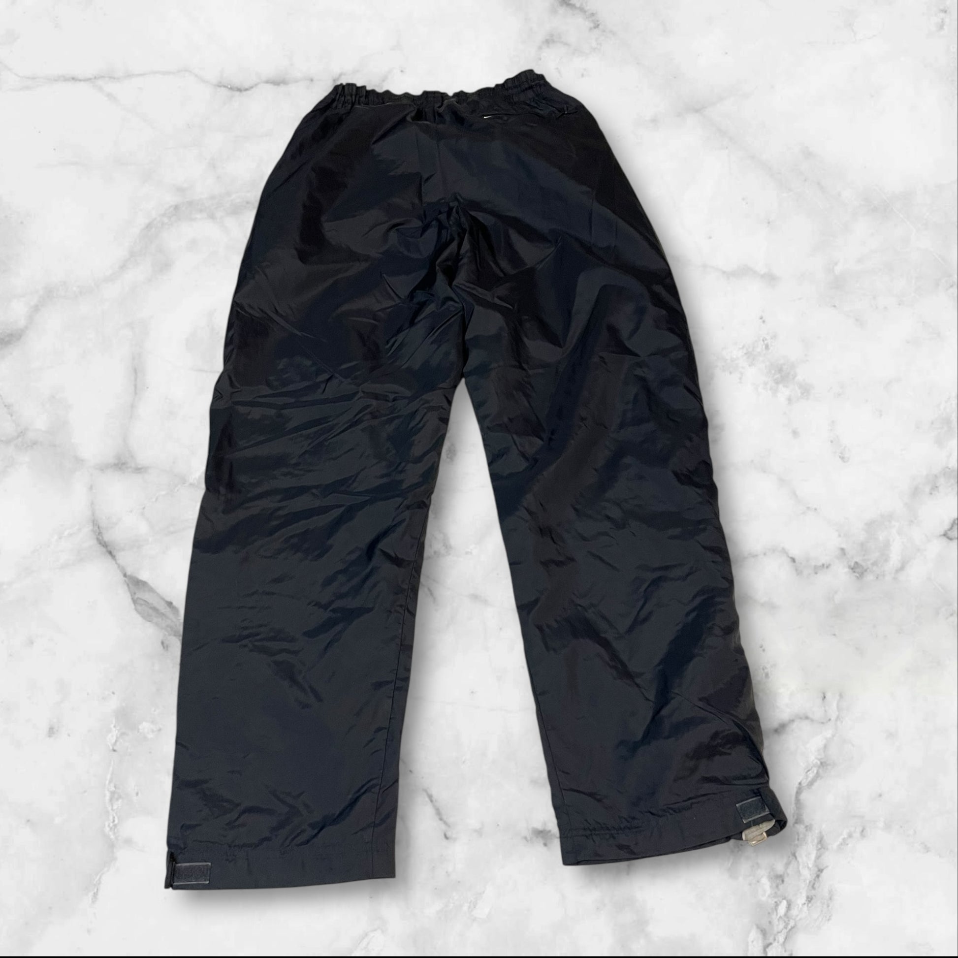 Entdecke unsere Vintage Track Pants von Nike und anderen Marken, erhältlich bei Valuxery.de - Dein Shop für trendige Vintage - Kleidung. Unsere Track Pants sind aus hochwertigen Materialien und