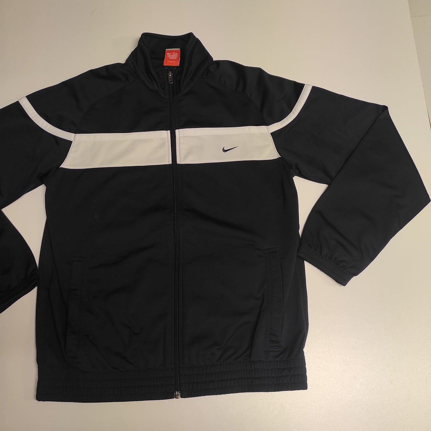 Entdecke unsere Vintage Track Pants von Nike und anderen Marken, erhältlich bei Valuxery.de - Dein Shop für trendige Vintage - Kleidung. Unsere Track Pants sind aus hochwertigen Materialien und
