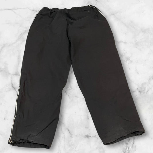 Entdecke unsere Vintage Track Pants von Nike und anderen Marken, erhältlich bei Valuxery.de - Dein Shop für trendige Vintage - Kleidung. Unsere Track Pants sind aus hochwertigen Materialien und