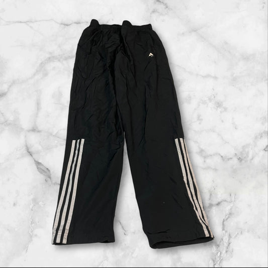 Entdecke unsere Vintage Track Pants von Nike und anderen Marken, erhältlich bei Valuxery.de - Dein Shop für trendige Vintage - Kleidung. Unsere Track Pants sind aus hochwertigen Materialien und