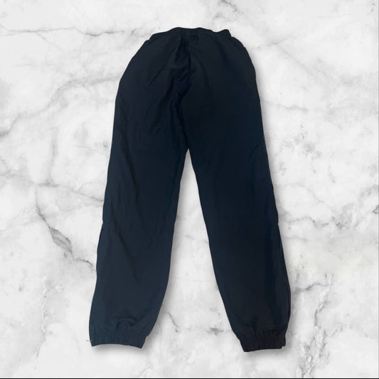 Entdecke unsere Vintage Track Pants von Nike und anderen Marken, erhältlich bei Valuxery.de - Dein Shop für trendige Vintage - Kleidung. Unsere Track Pants sind aus hochwertigen Materialien und