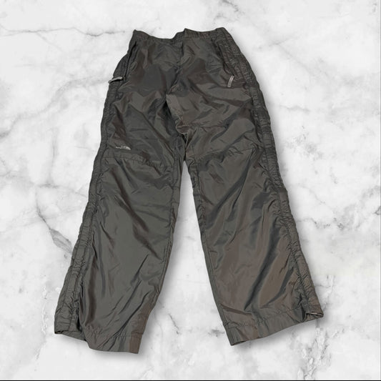 Entdecke unsere Vintage Track Pants von Nike und anderen Marken, erhältlich bei Valuxery.de - Dein Shop für trendige Vintage - Kleidung. Unsere Track Pants sind aus hochwertigen Materialien und
