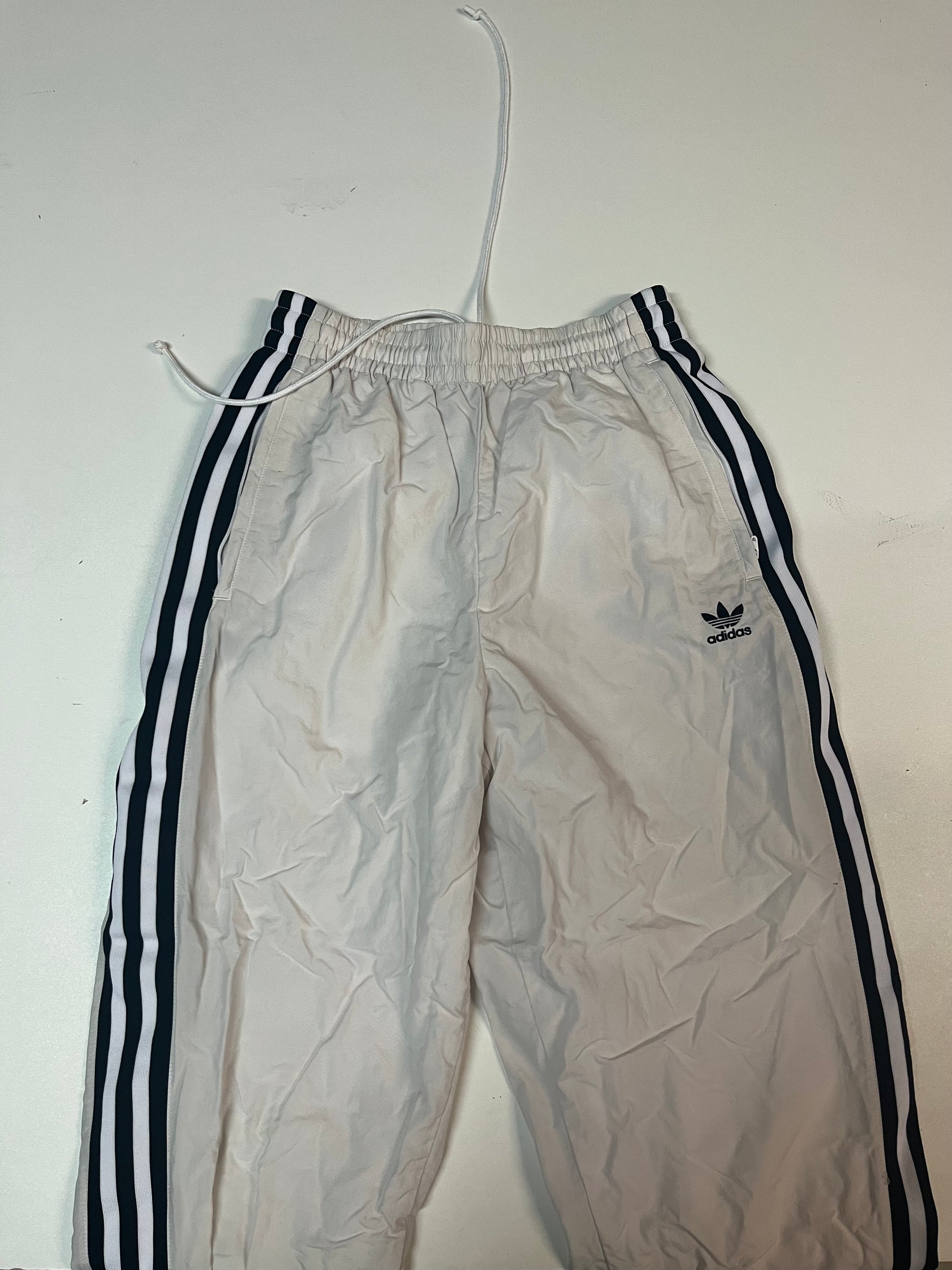 Entdecke unsere Vintage Track Pants von Nike und anderen Marken, erhältlich bei Valuxery.de - Dein Shop für trendige Vintage - Kleidung. Unsere Track Pants sind aus hochwertigen Materialien und