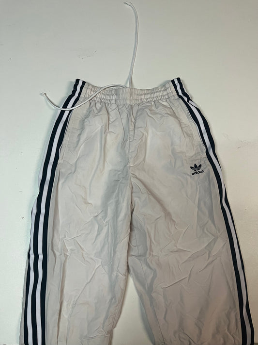 Entdecke unsere Vintage Track Pants von Nike und anderen Marken, erhältlich bei Valuxery.de - Dein Shop für trendige Vintage - Kleidung. Unsere Track Pants sind aus hochwertigen Materialien und