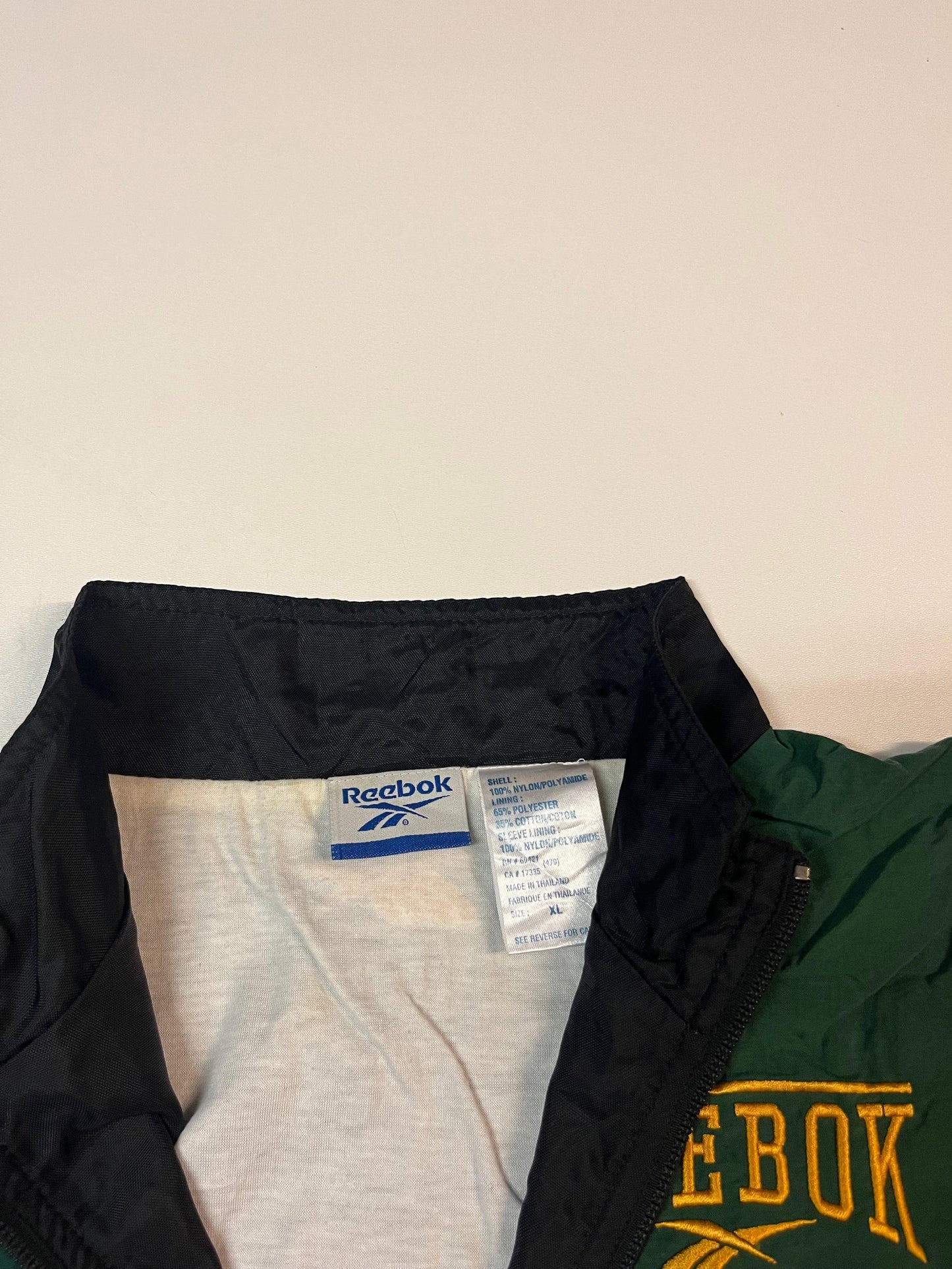 Entdecke unsere Vintage Track Pants von Nike und anderen Marken, erhältlich bei Valuxery.de - Dein Shop für trendige Vintage - Kleidung. Unsere Track Pants sind aus hochwertigen Materialien und