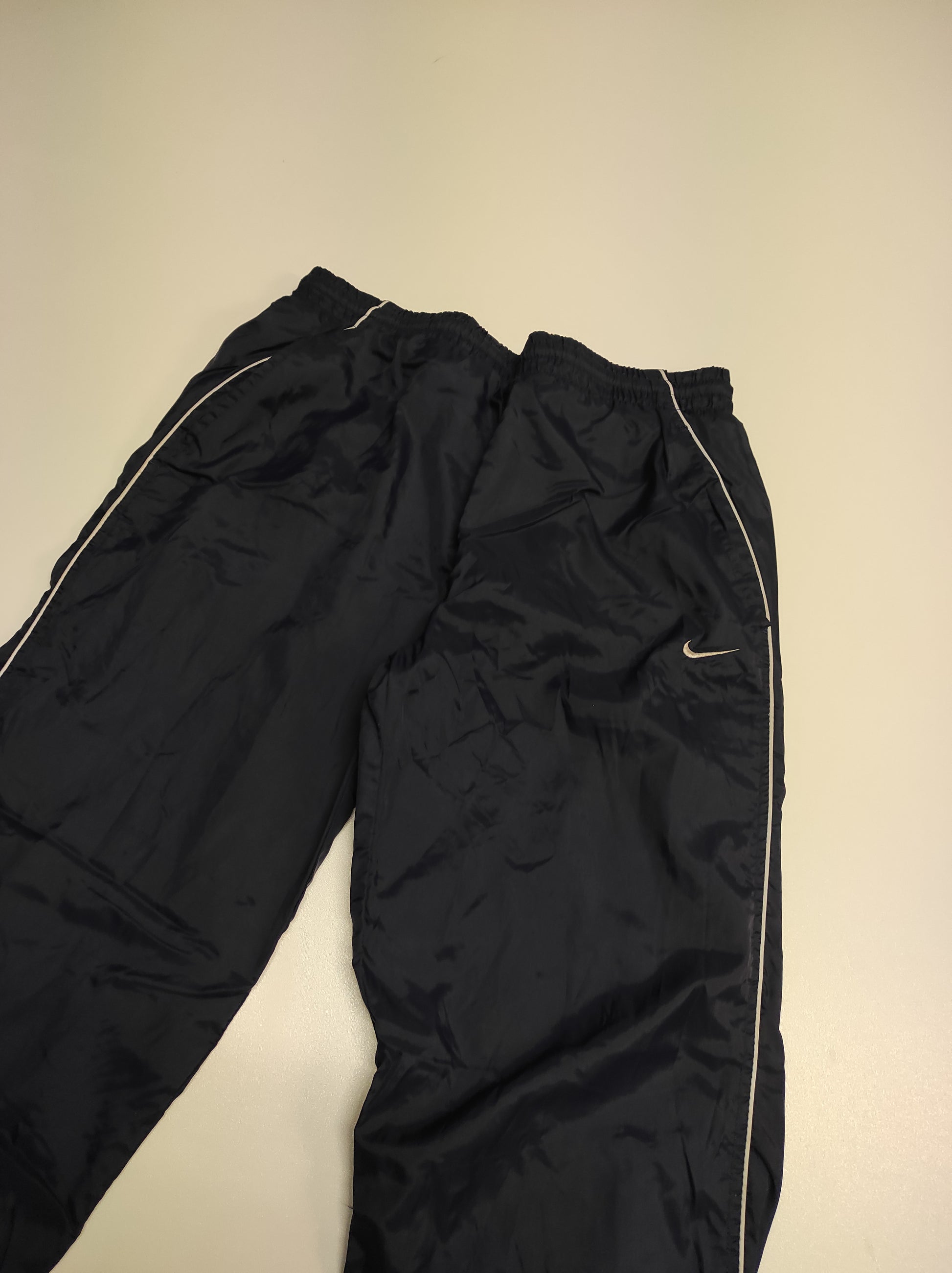 Entdecke unsere Vintage Track Pants von Nike und anderen Marken, erhältlich bei Valuxery.de - Dein Shop für trendige Vintage - Kleidung. Unsere Track Pants sind aus hochwertigen Materialien und
