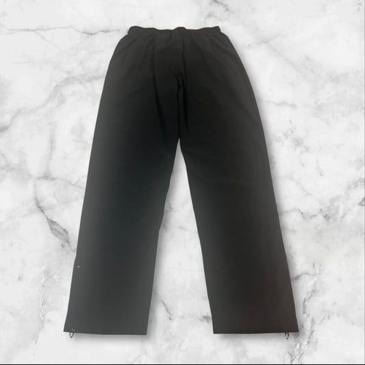 Entdecke unsere Vintage Track Pants von Nike und anderen Marken, erhältlich bei Valuxery.de - Dein Shop für trendige Vintage - Kleidung. Unsere Track Pants sind aus hochwertigen Materialien und