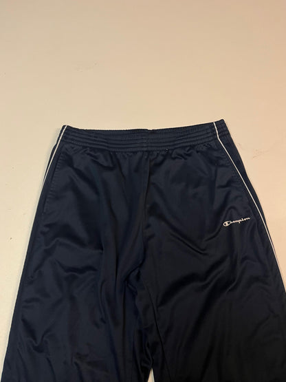 Entdecke unsere Vintage Track Pants von Nike und anderen Marken, erhältlich bei Valuxery.de - Dein Shop für trendige Vintage - Kleidung. Unsere Track Pants sind aus hochwertigen Materialien und