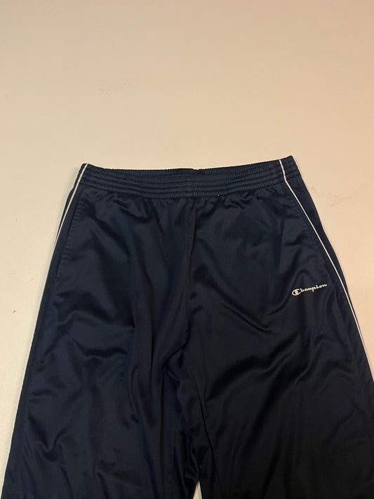 Entdecke unsere Vintage Track Pants von Nike und anderen Marken, erhältlich bei Valuxery.de - Dein Shop für trendige Vintage - Kleidung. Unsere Track Pants sind aus hochwertigen Materialien und
