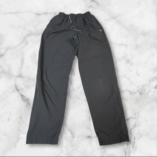 Entdecke unsere Vintage Track Pants von Nike und anderen Marken, erhältlich bei Valuxery.de - Dein Shop für trendige Vintage - Kleidung. Unsere Track Pants sind aus hochwertigen Materialien und