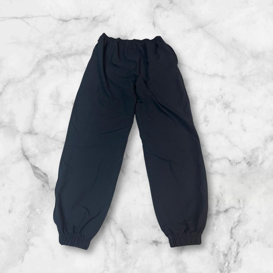 Entdecke unsere Vintage Track Pants von Nike und anderen Marken, erhältlich bei Valuxery.de - Dein Shop für trendige Vintage - Kleidung. Unsere Track Pants sind aus hochwertigen Materialien und