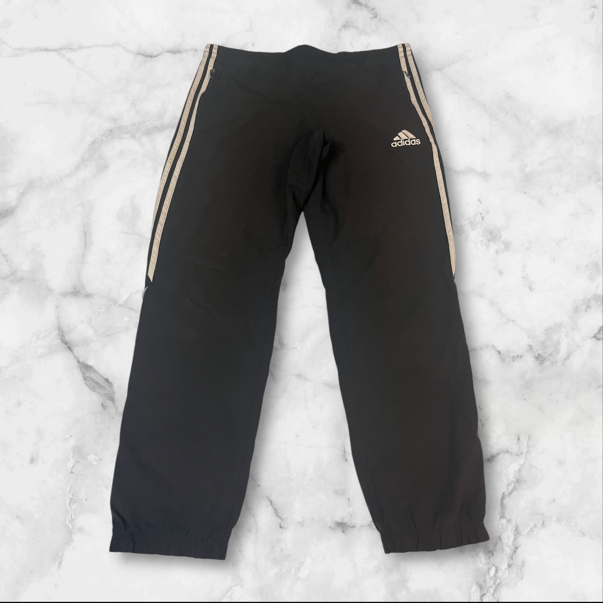 Entdecke unsere Vintage Track Pants von Nike und anderen Marken, erhältlich bei Valuxery.de - Dein Shop für trendige Vintage - Kleidung. Unsere Track Pants sind aus hochwertigen Materialien und