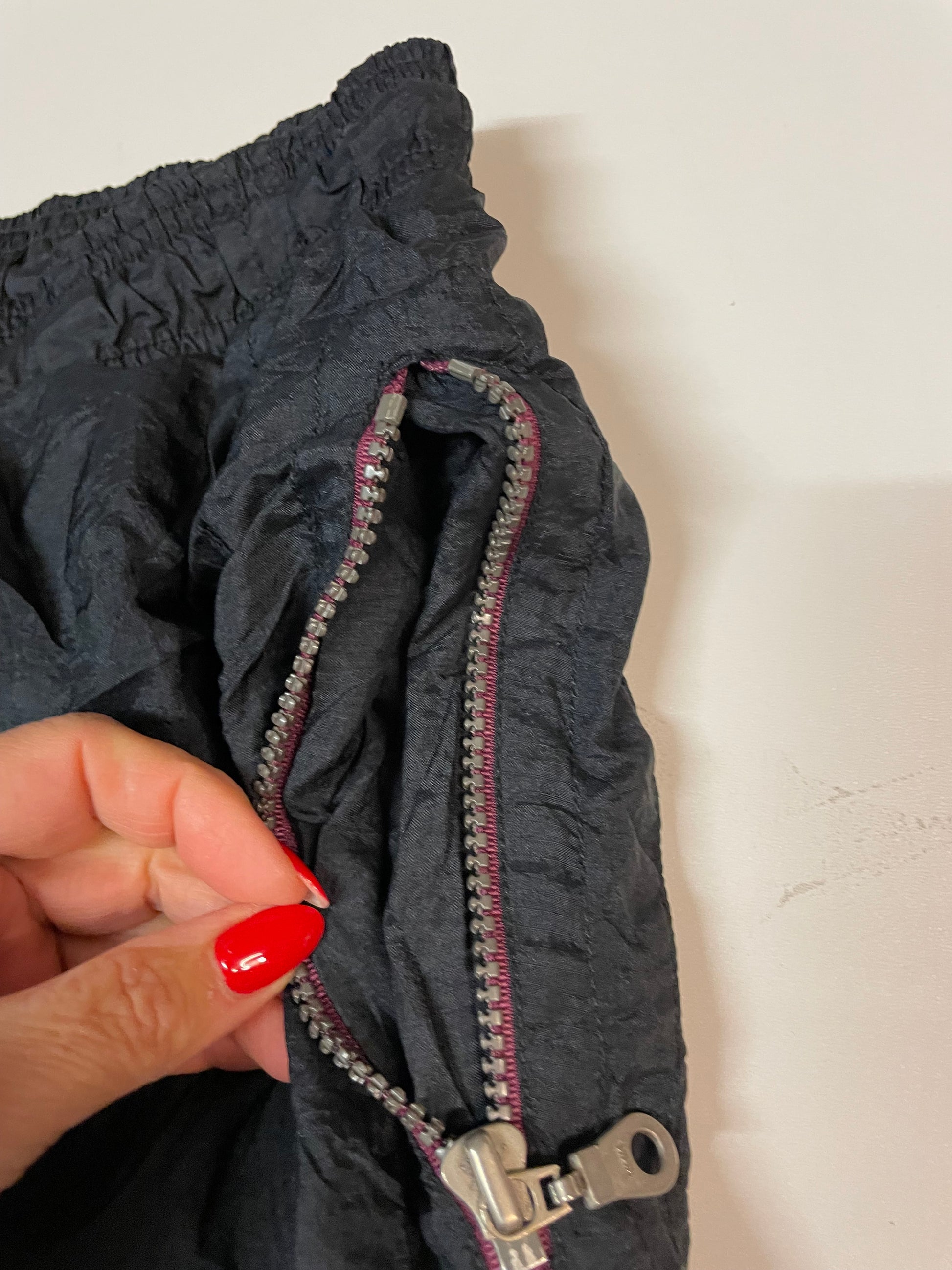 Entdecke unsere Vintage Track Pants von Nike und anderen Marken, erhältlich bei Valuxery.de - Dein Shop für trendige Vintage - Kleidung. Unsere Track Pants sind aus hochwertigen Materialien und