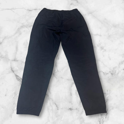 Entdecke unsere Vintage Track Pants von Nike und anderen Marken, erhältlich bei Valuxery.de - Dein Shop für trendige Vintage - Kleidung. Unsere Track Pants sind aus hochwertigen Materialien und