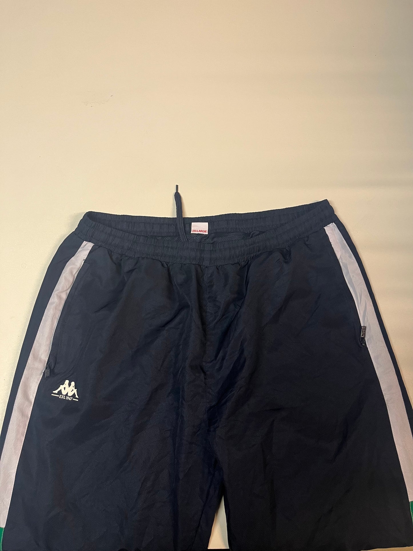 Entdecke unsere Vintage Track Pants von Nike und anderen Marken, erhältlich bei Valuxery.de - Dein Shop für trendige Vintage - Kleidung. Unsere Track Pants sind aus hochwertigen Materialien und