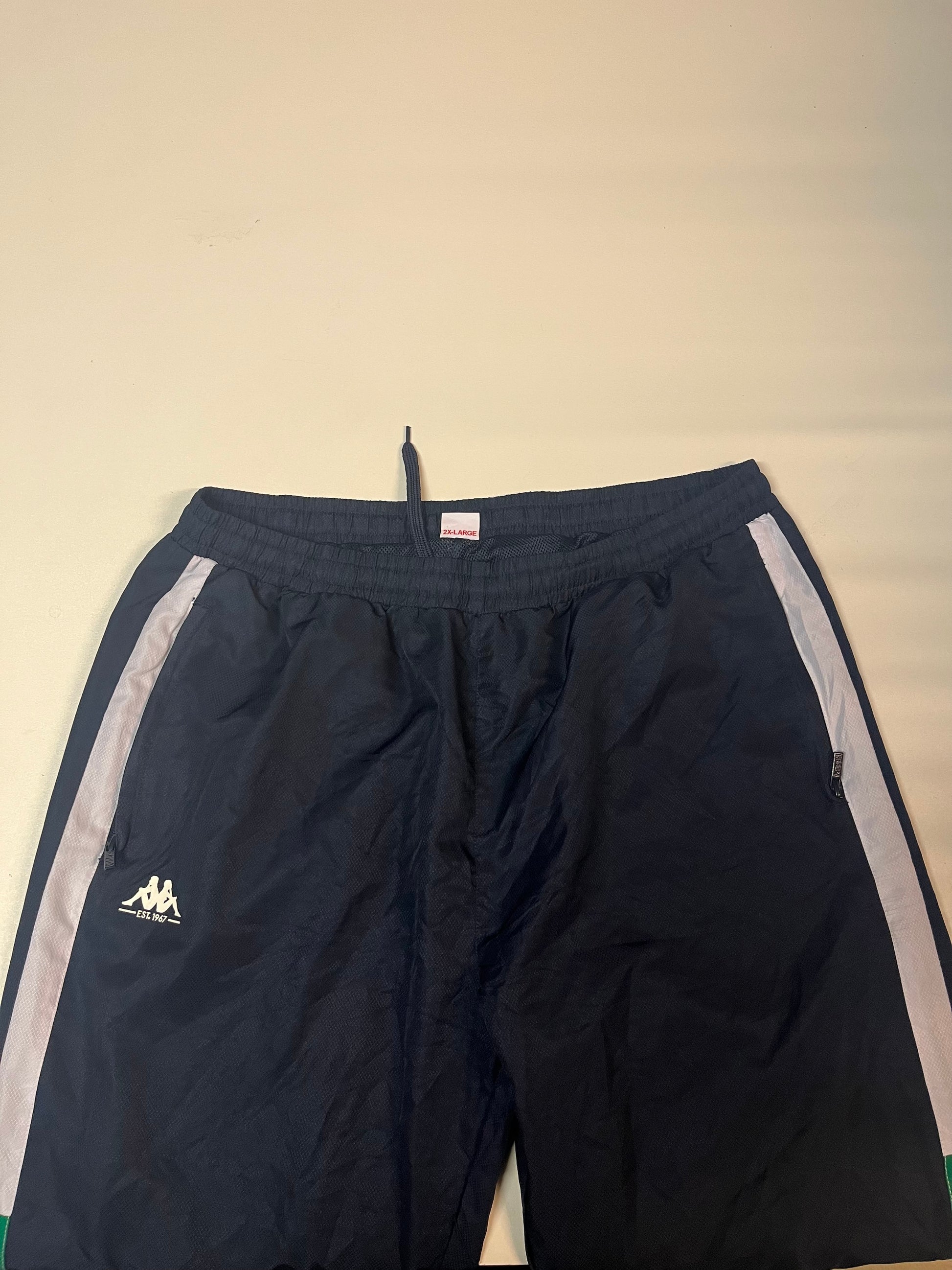 Entdecke unsere Vintage Track Pants von Nike und anderen Marken, erhältlich bei Valuxery.de - Dein Shop für trendige Vintage - Kleidung. Unsere Track Pants sind aus hochwertigen Materialien und