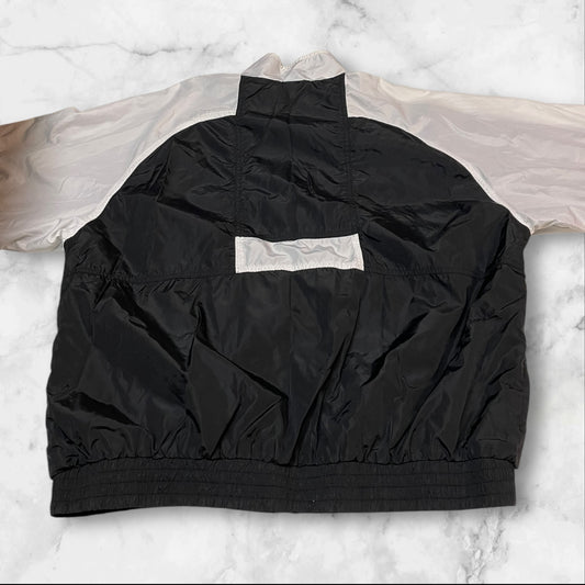 Entdecke unsere Vintage Track Pants von Nike und anderen Marken, erhältlich bei Valuxery.de - Dein Shop für trendige Vintage - Kleidung. Unsere Track Pants sind aus hochwertigen Materialien und