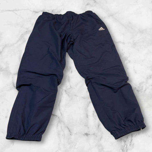 Entdecke unsere Vintage Track Pants von Nike und anderen Marken, erhältlich bei Valuxery.de - Dein Shop für trendige Vintage - Kleidung. Unsere Track Pants sind aus hochwertigen Materialien und