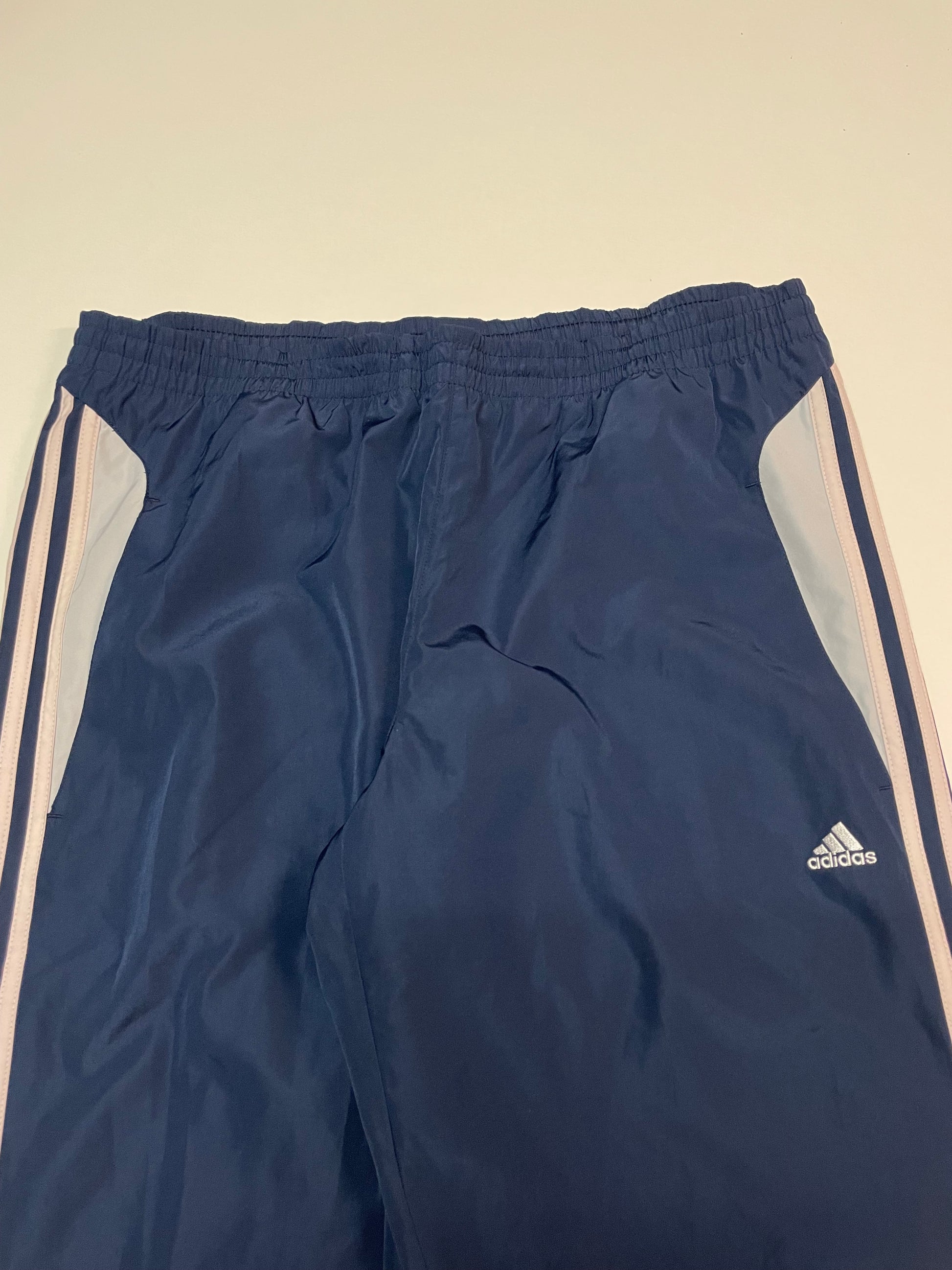 Entdecke unsere Vintage Track Pants von Nike und anderen Marken, erhältlich bei Valuxery.de - Dein Shop für trendige Vintage - Kleidung. Unsere Track Pants sind aus hochwertigen Materialien und
