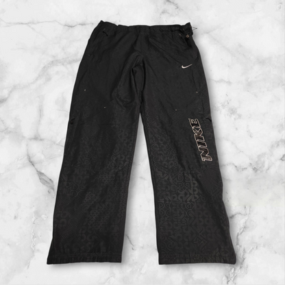 Entdecke unsere Vintage Track Pants von Nike und anderen Marken, erhältlich bei Valuxery.de - Dein Shop für trendige Vintage - Kleidung. Unsere Track Pants sind aus hochwertigen Materialien und
