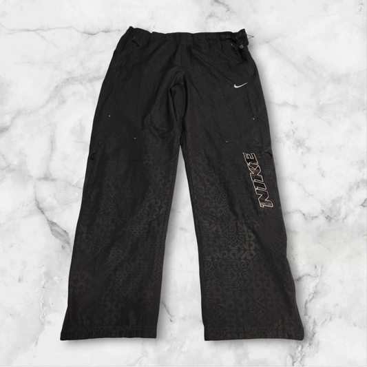 Entdecke unsere Vintage Track Pants von Nike und anderen Marken, erhältlich bei Valuxery.de - Dein Shop für trendige Vintage - Kleidung. Unsere Track Pants sind aus hochwertigen Materialien und
