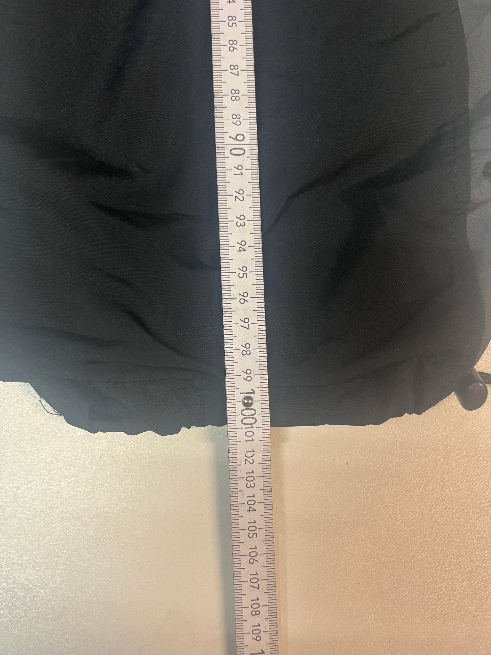 Entdecke unsere Vintage Track Pants von Nike und anderen Marken, erhältlich bei Valuxery.de - Dein Shop für trendige Vintage - Kleidung. Unsere Track Pants sind aus hochwertigen Materialien und