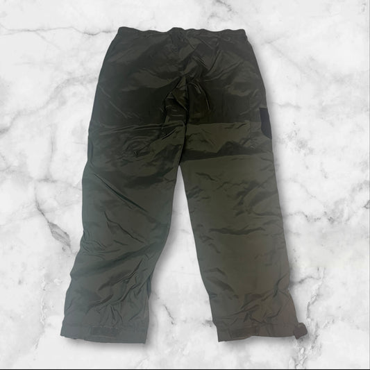 Entdecke unsere Vintage Track Pants von Nike und anderen Marken, erhältlich bei Valuxery.de - Dein Shop für trendige Vintage - Kleidung. Unsere Track Pants sind aus hochwertigen Materialien und