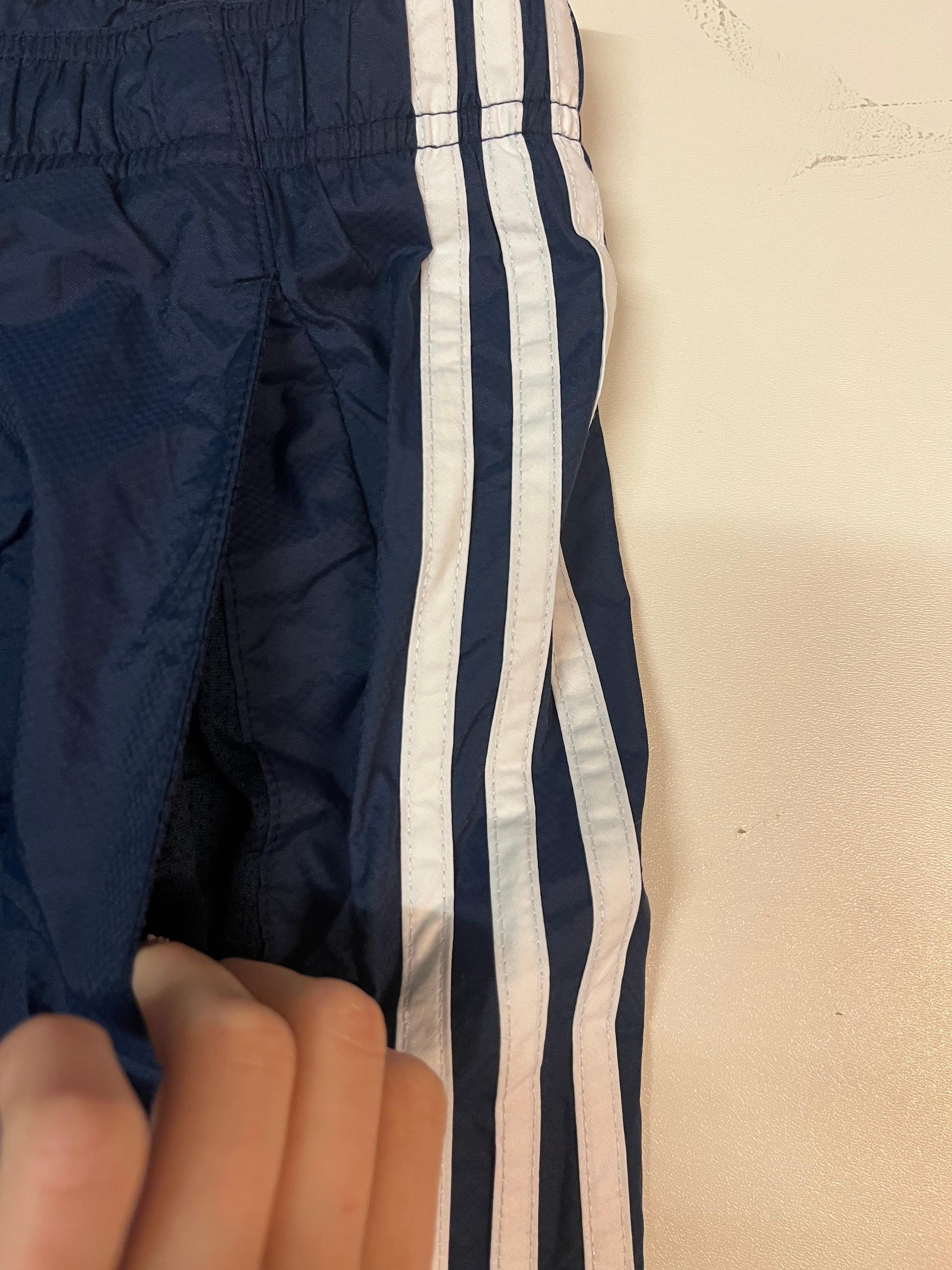 Entdecke unsere Vintage Track Pants von Nike und anderen Marken, erhältlich bei Valuxery.de - Dein Shop für trendige Vintage - Kleidung. Unsere Track Pants sind aus hochwertigen Materialien und