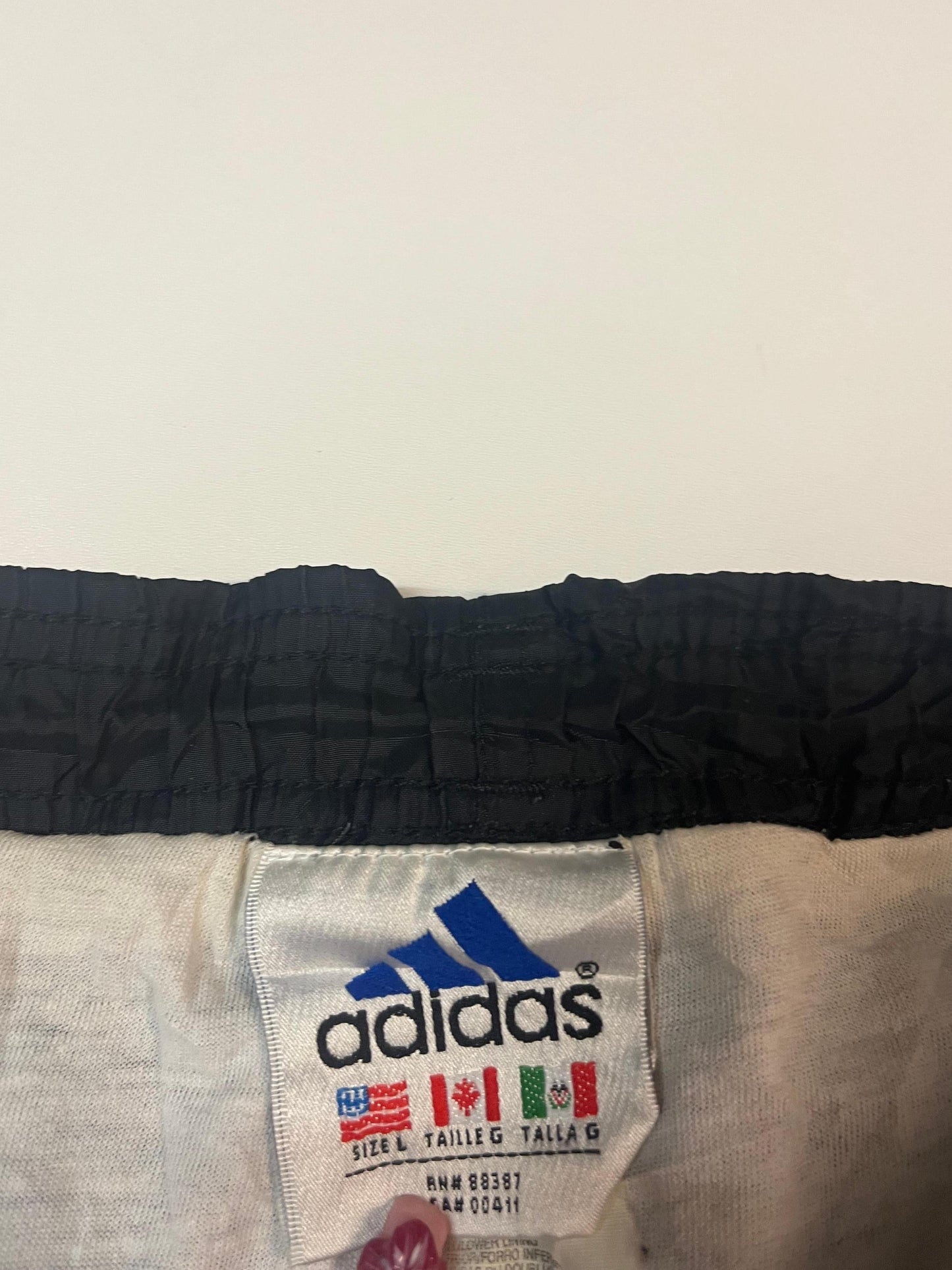 Entdecke unsere Vintage Track Pants von Nike und anderen Marken, erhältlich bei Valuxery.de - Dein Shop für trendige Vintage - Kleidung. Unsere Track Pants sind aus hochwertigen Materialien und