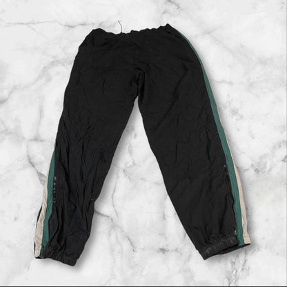 Entdecke unsere Vintage Track Pants von Nike und anderen Marken, erhältlich bei Valuxery.de - Dein Shop für trendige Vintage - Kleidung. Unsere Track Pants sind aus hochwertigen Materialien und