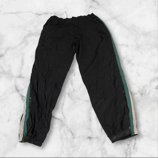 Entdecke unsere Vintage Track Pants von Nike und anderen Marken, erhältlich bei Valuxery.de - Dein Shop für trendige Vintage - Kleidung. Unsere Track Pants sind aus hochwertigen Materialien und