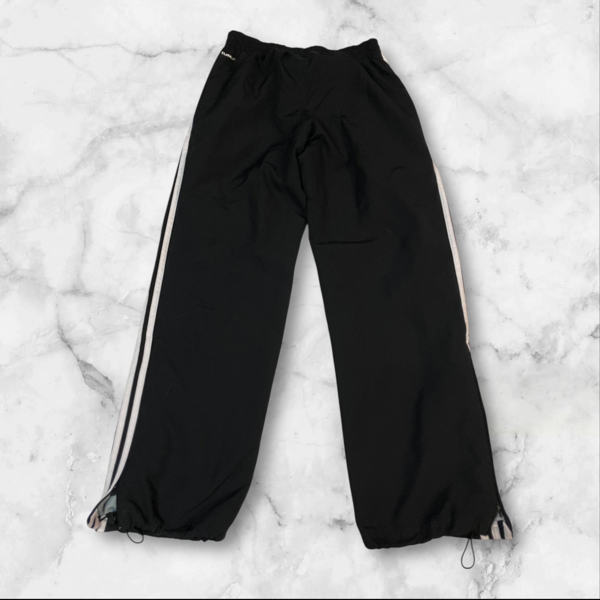 Entdecke unsere Vintage Track Pants von Nike und anderen Marken, erhältlich bei Valuxery.de - Dein Shop für trendige Vintage - Kleidung. Unsere Track Pants sind aus hochwertigen Materialien und