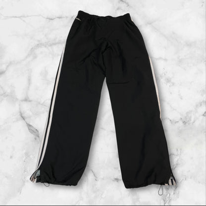 Entdecke unsere Vintage Track Pants von Nike und anderen Marken, erhältlich bei Valuxery.de - Dein Shop für trendige Vintage - Kleidung. Unsere Track Pants sind aus hochwertigen Materialien und