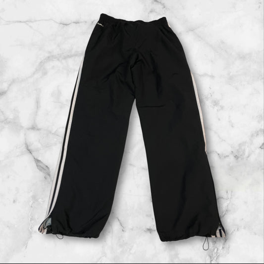 Entdecke unsere Vintage Track Pants von Nike und anderen Marken, erhältlich bei Valuxery.de - Dein Shop für trendige Vintage - Kleidung. Unsere Track Pants sind aus hochwertigen Materialien und