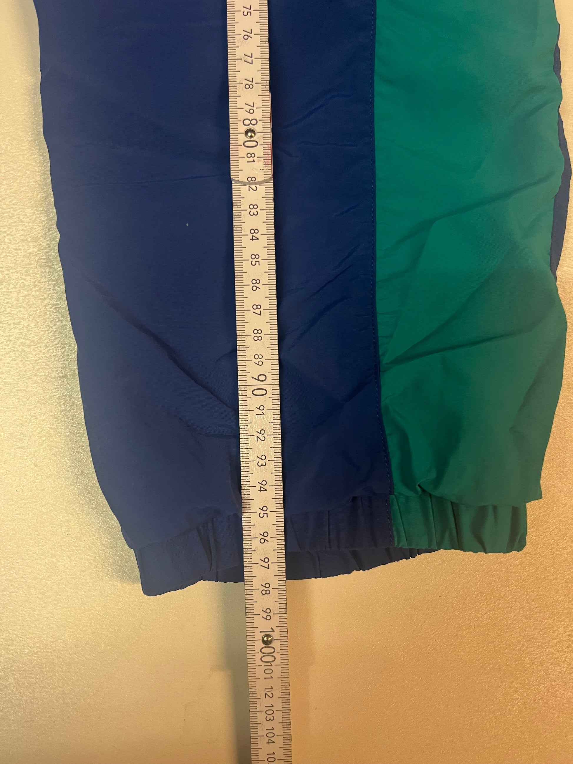 Entdecke unsere Vintage Track Pants von Nike und anderen Marken, erhältlich bei Valuxery.de - Dein Shop für trendige Vintage - Kleidung. Unsere Track Pants sind aus hochwertigen Materialien und