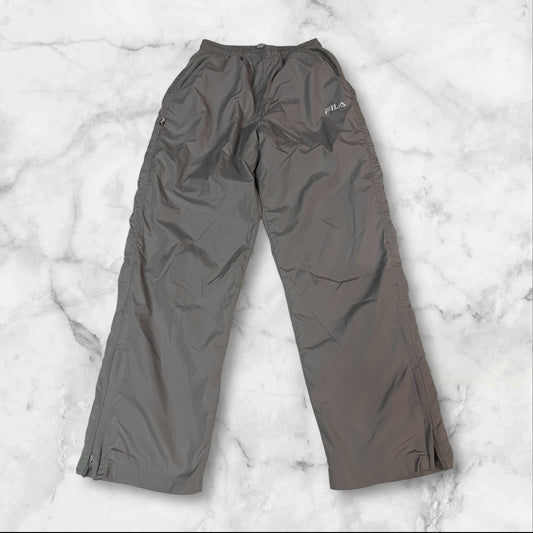 Entdecke unsere Vintage Track Pants von Nike und anderen Marken, erhältlich bei Valuxery.de - Dein Shop für trendige Vintage - Kleidung. Unsere Track Pants sind aus hochwertigen Materialien und