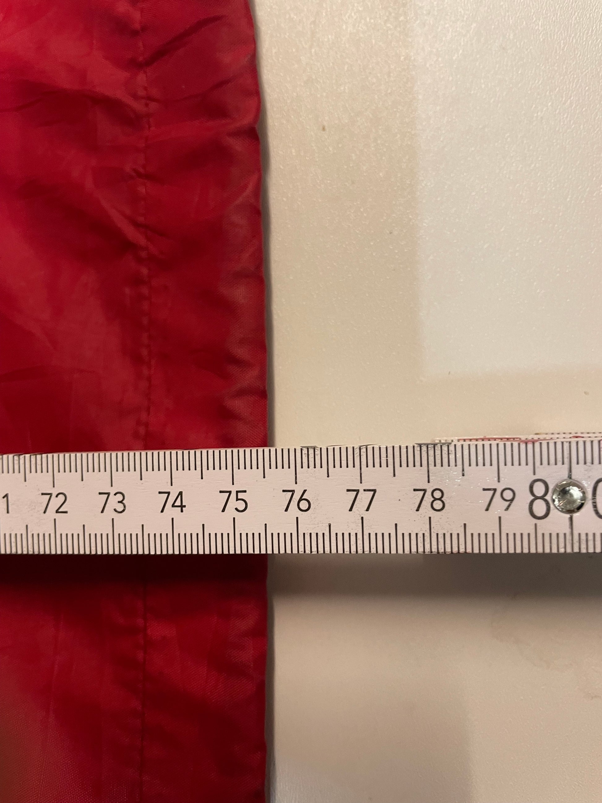 Entdecke unsere Vintage Track Pants von Nike und anderen Marken, erhältlich bei Valuxery.de - Dein Shop für trendige Vintage - Kleidung. Unsere Track Pants sind aus hochwertigen Materialien und