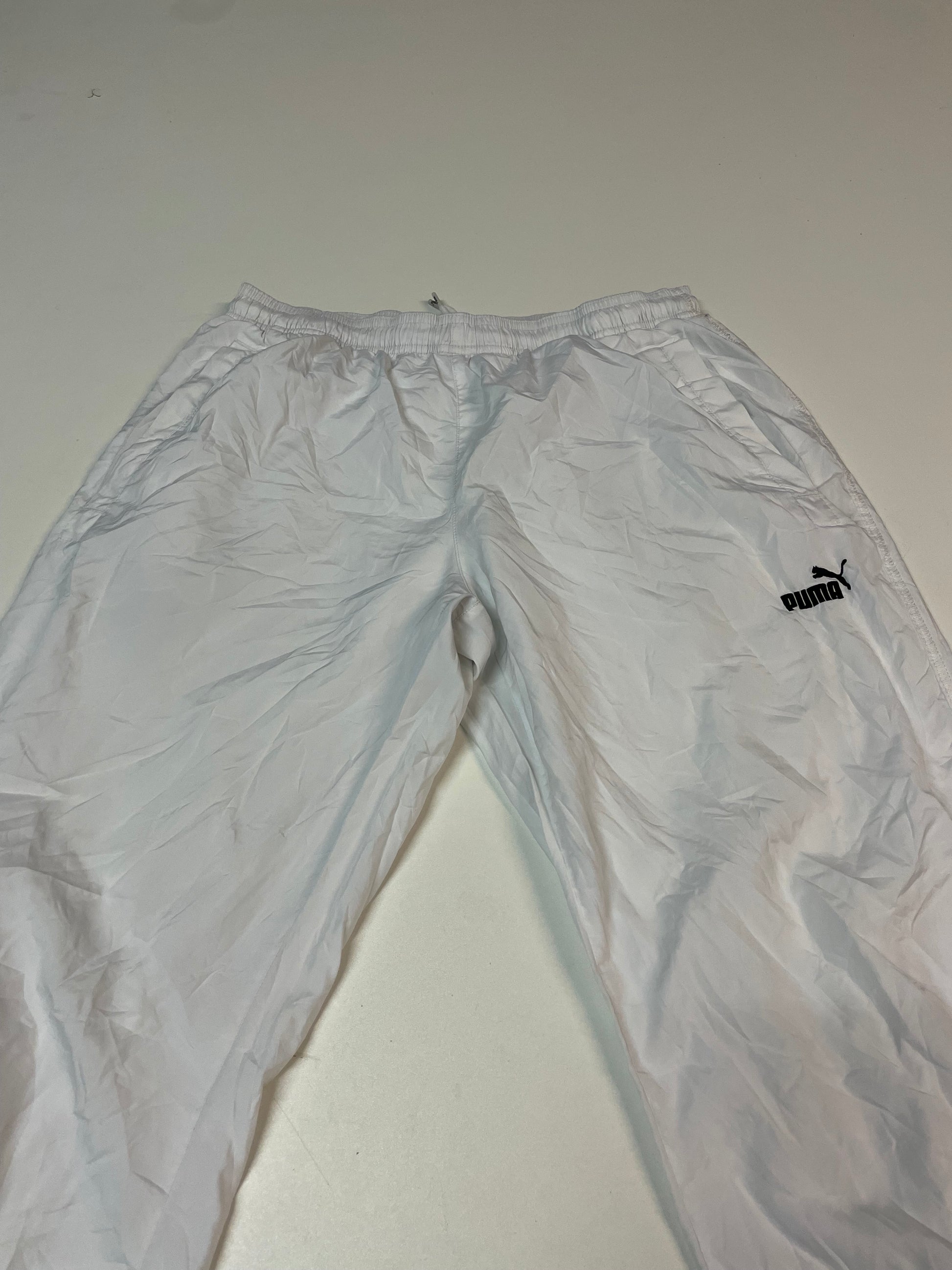 Entdecke unsere Vintage Track Pants von Nike und anderen Marken, erhältlich bei Valuxery.de - Dein Shop für trendige Vintage - Kleidung. Unsere Track Pants sind aus hochwertigen Materialien und