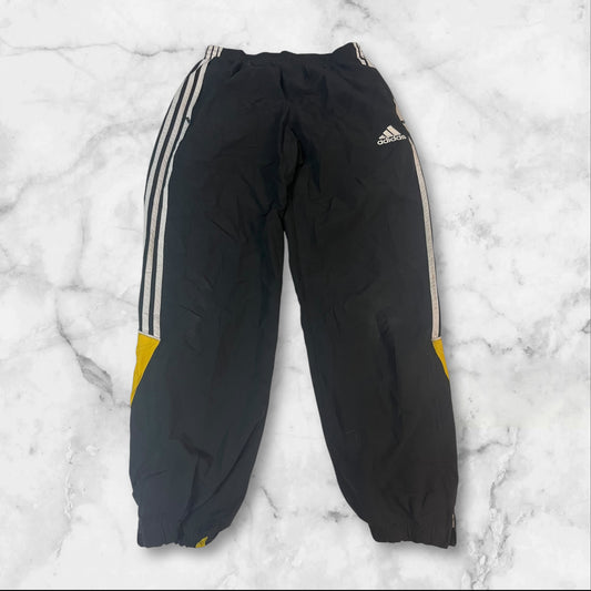 Entdecke unsere Vintage Track Pants von Nike und anderen Marken, erhältlich bei Valuxery.de - Dein Shop für trendige Vintage - Kleidung. Unsere Track Pants sind aus hochwertigen Materialien und