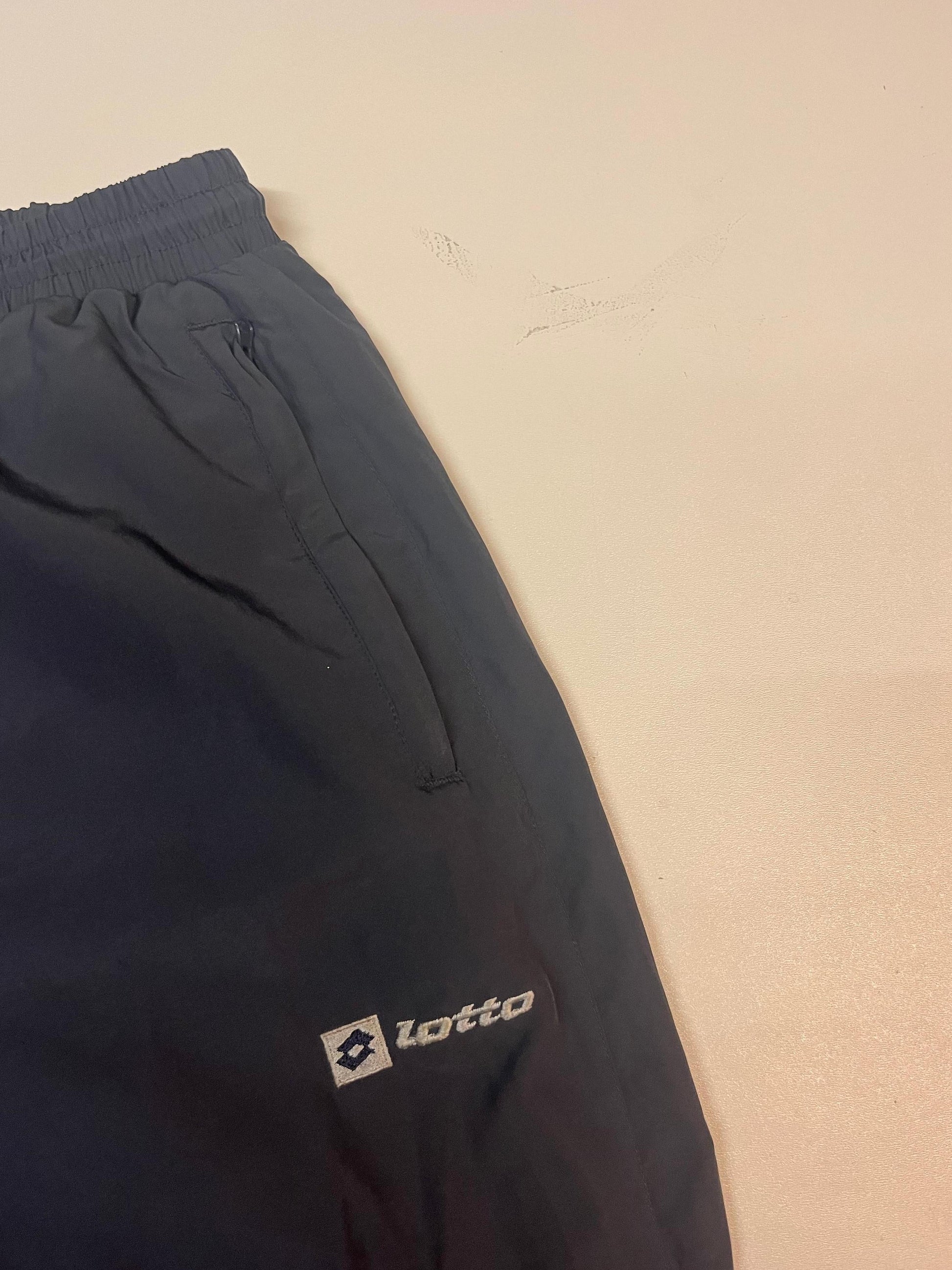 Entdecke unsere Vintage Track Pants von Nike und anderen Marken, erhältlich bei Valuxery.de - Dein Shop für trendige Vintage - Kleidung. Unsere Track Pants sind aus hochwertigen Materialien und