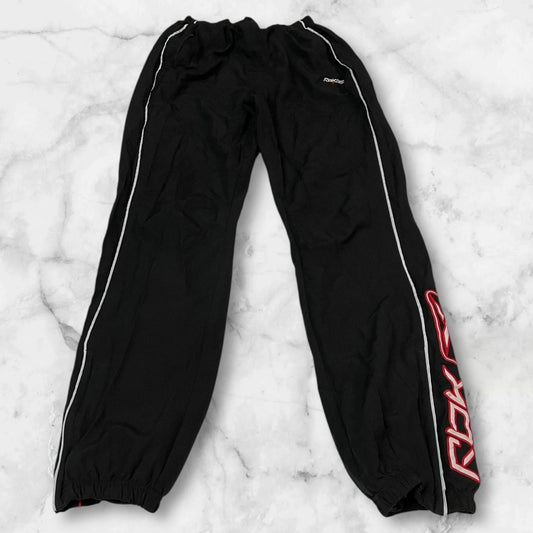 Entdecke unsere Vintage Track Pants von Nike und anderen Marken, erhältlich bei Valuxery.de - Dein Shop für trendige Vintage - Kleidung. Unsere Track Pants sind aus hochwertigen Materialien und