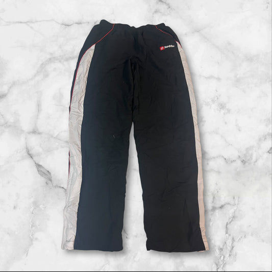 Entdecke unsere Vintage Track Pants von Nike und anderen Marken, erhältlich bei Valuxery.de - Dein Shop für trendige Vintage - Kleidung. Unsere Track Pants sind aus hochwertigen Materialien und
