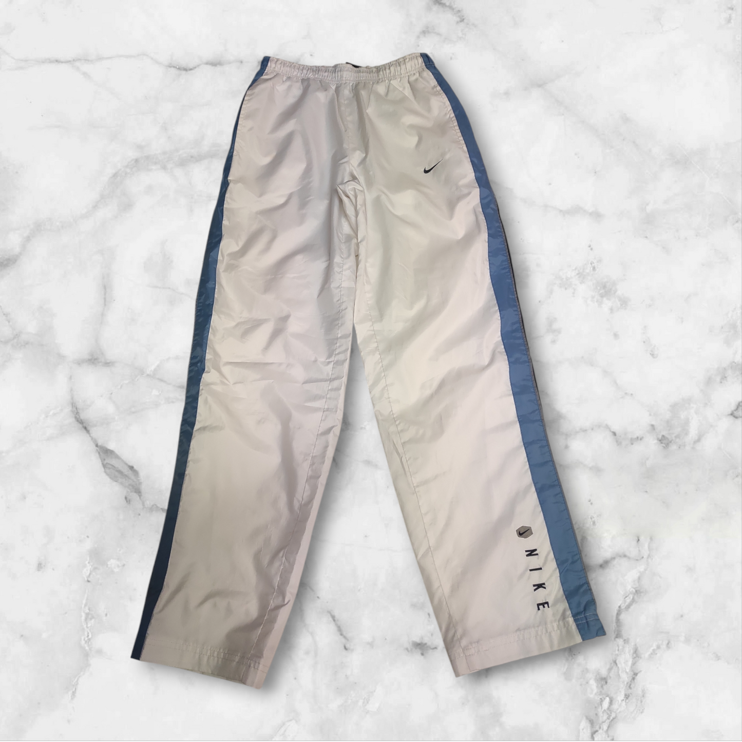 Entdecke unsere Vintage Track Pants von Nike und anderen Marken, erhältlich bei Valuxery.de - Dein Shop für trendige Vintage - Kleidung. Unsere Track Pants sind aus hochwertigen Materialien und