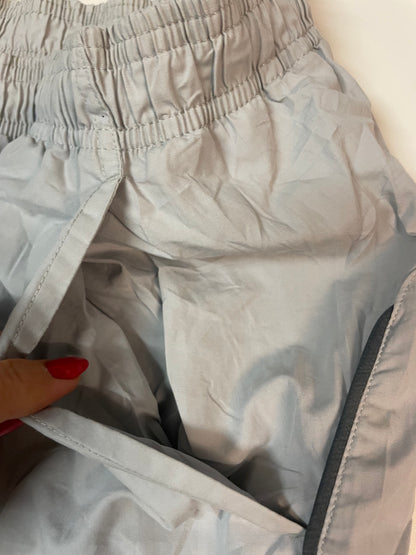 Entdecke unsere Vintage Track Pants von Nike und anderen Marken, erhältlich bei Valuxery.de - Dein Shop für trendige Vintage - Kleidung. Unsere Track Pants sind aus hochwertigen Materialien und