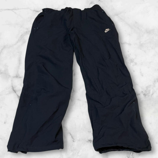 Entdecke unsere Vintage Track Pants von Nike und anderen Marken, erhältlich bei Valuxery.de - Dein Shop für trendige Vintage - Kleidung. Unsere Track Pants sind aus hochwertigen Materialien und